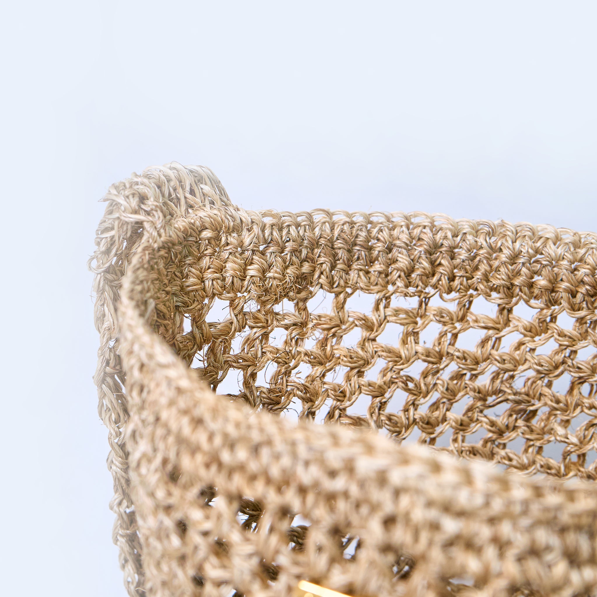 Close-up Aura Lunar Dust Beige crossbody woven bag handcrafted from natural fique fiber, designed by Oda Nova to honor feminine strength and Colombian craftsmanship.