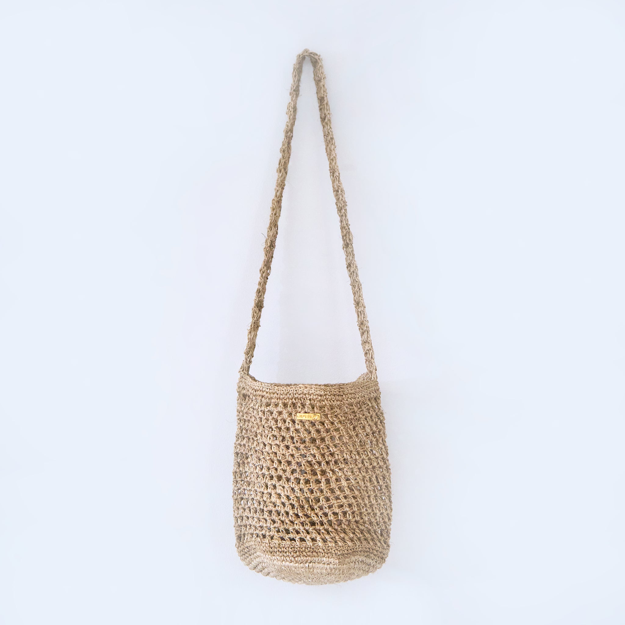 Aura Lunar Dust Beige crossbody woven bag handcrafted from natural fique fiber, designed by Oda Nova to honor feminine strength and Colombian craftsmanship.