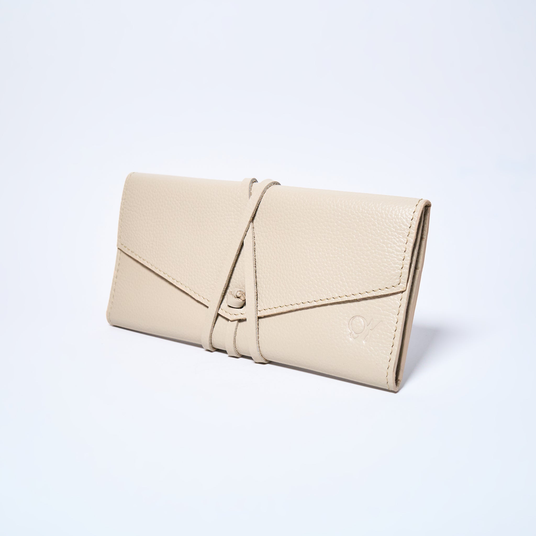 Cream leather wallet on a light gray background. handcrafted by Oda Nova with space for 8 cards and bills