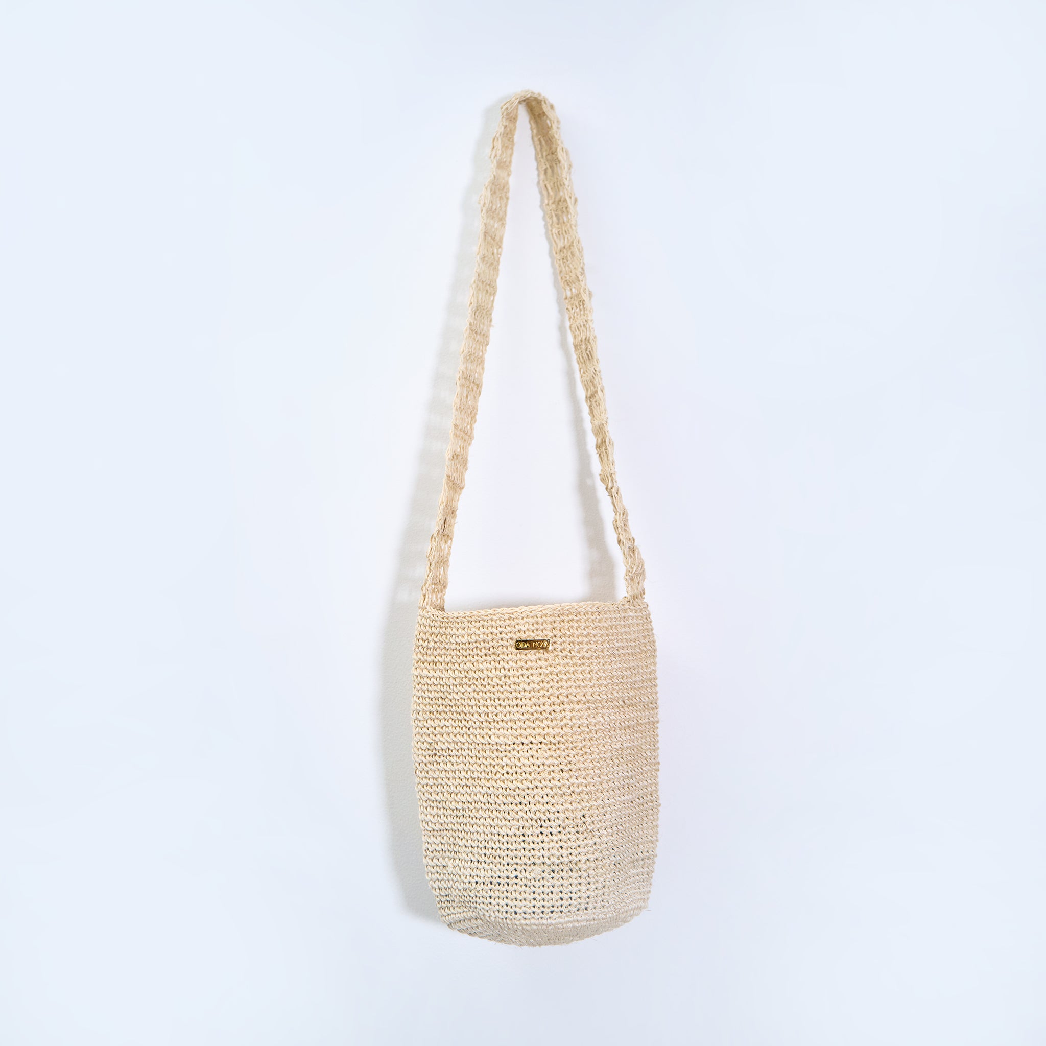Gaia cream crossbody bag handcrafted from natural fique fiber, designed by Oda Nova to honor feminine strength and Colombian craftsmanship