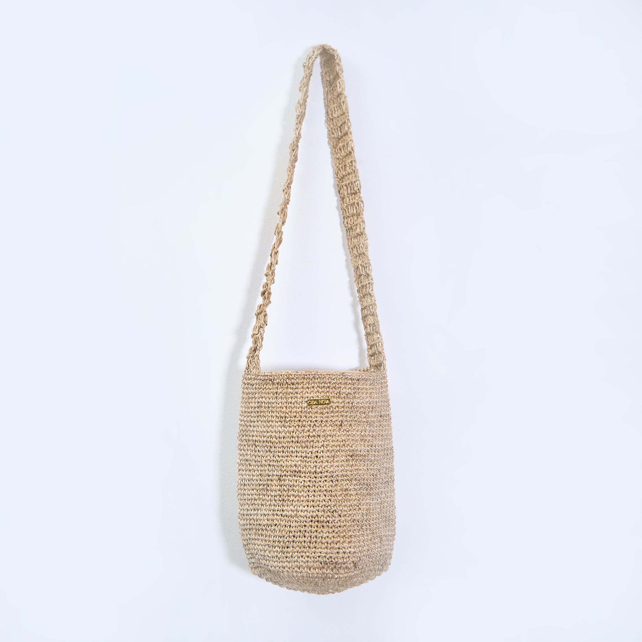 Gaia Lunar Dust crossbody bag handcrafted from natural fique fiber, designed by Oda Nova to honor feminine strength and Colombian craftsmanship