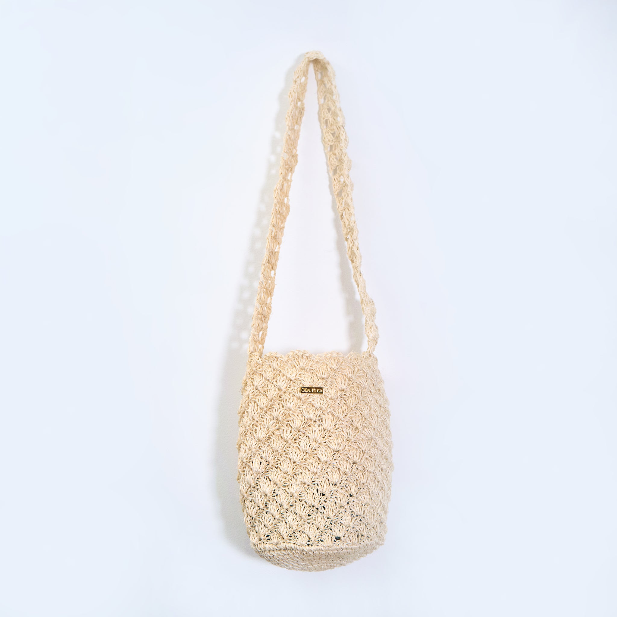 Solstice cream handcrafted crossbody bag made from natural fique fiber in beige, designed by Oda Nova with ancestral Colombian techniques