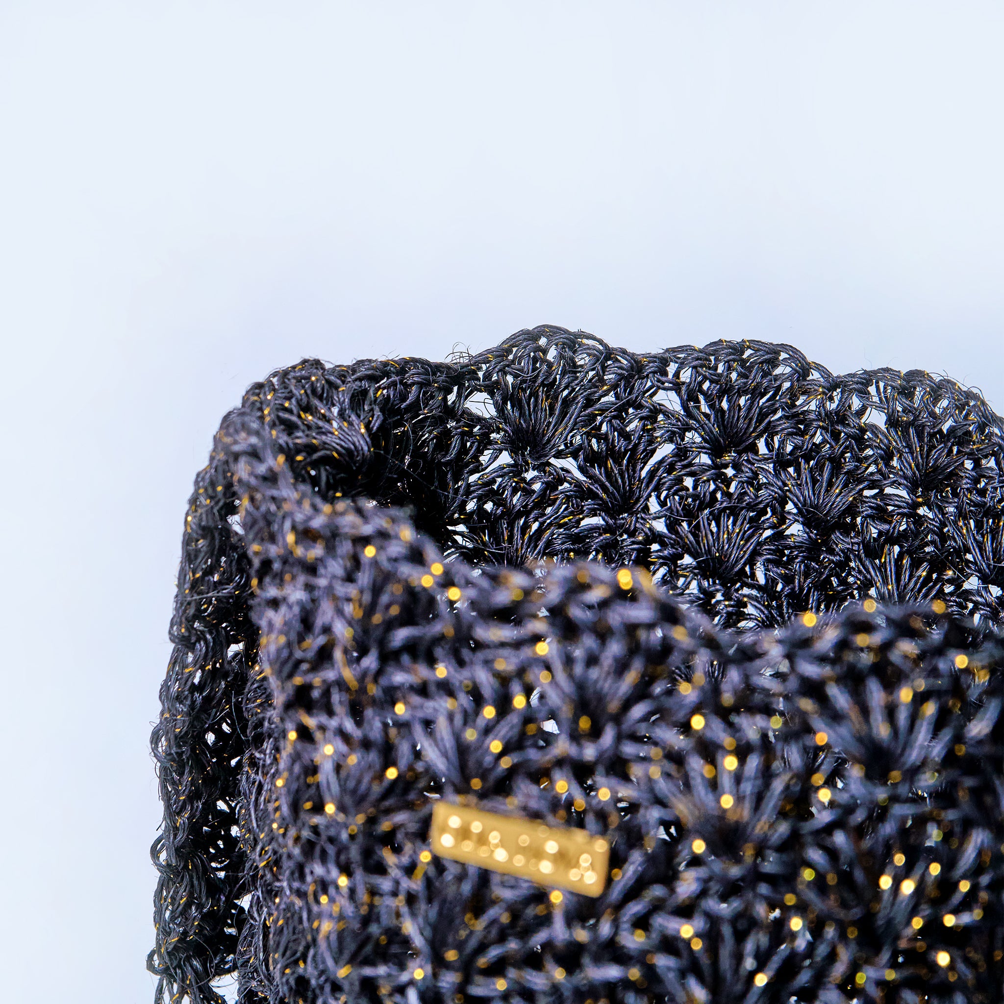 Close-up Solstice handcrafted crossbody bag Stardust Black made from natural fique fiber in beige, designed by Oda Nova with ancestral Colombian techniques