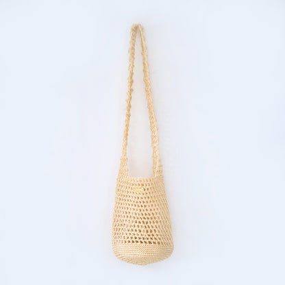 Aura cream crossbody woven bag handcrafted from natural fique fiber, designed by Oda Nova to honor feminine strength and Colombian craftsmanship.