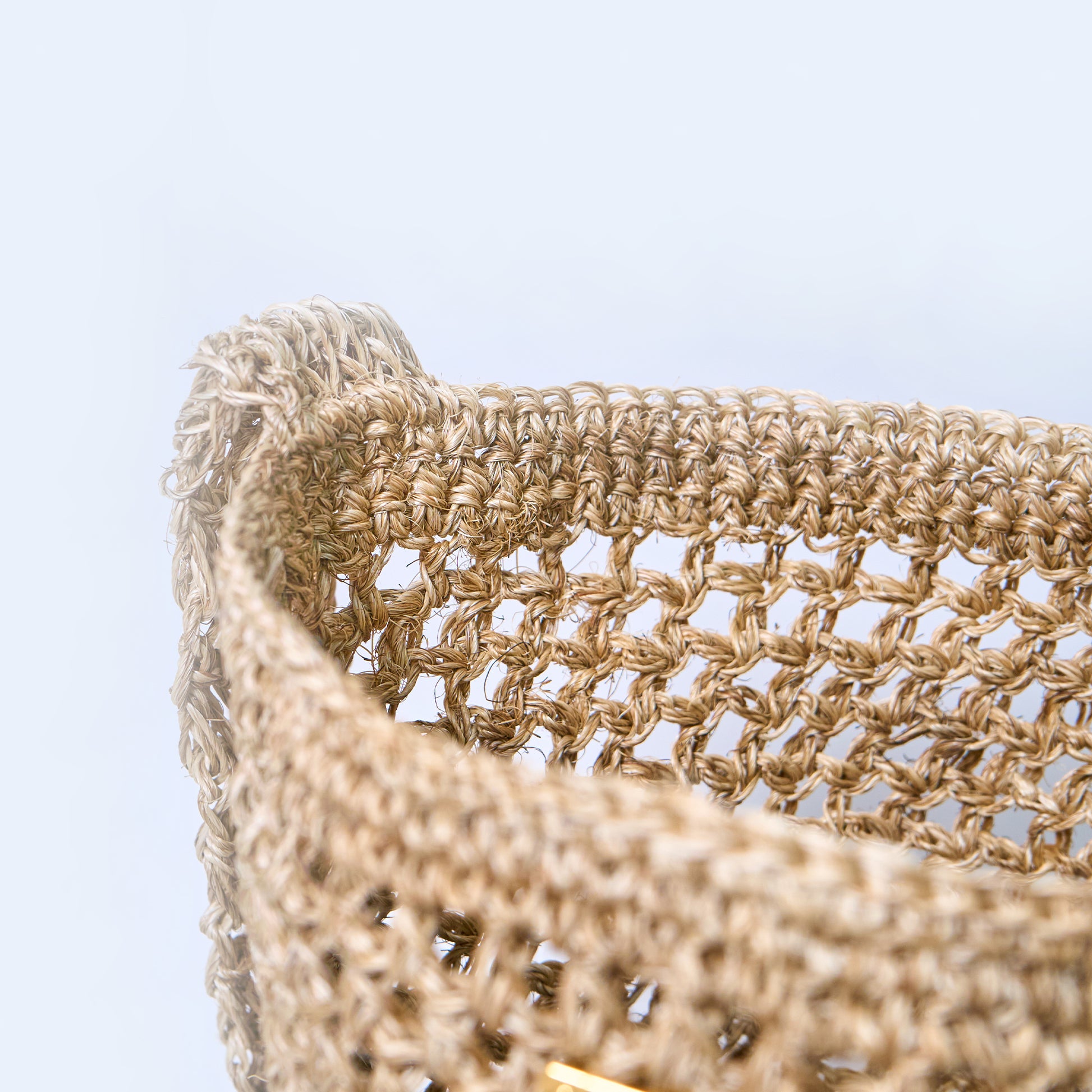 Close-up Aura Lunar Dust Beige crossbody woven bag handcrafted from natural fique fiber, designed by Oda Nova to honor feminine strength and Colombian craftsmanship.