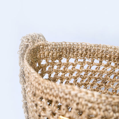 Close-up Aura Lunar Dust Beige crossbody woven bag handcrafted from natural fique fiber, designed by Oda Nova to honor feminine strength and Colombian craftsmanship.