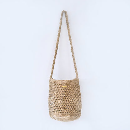 Aura Lunar Dust Beige crossbody woven bag handcrafted from natural fique fiber, designed by Oda Nova to honor feminine strength and Colombian craftsmanship.