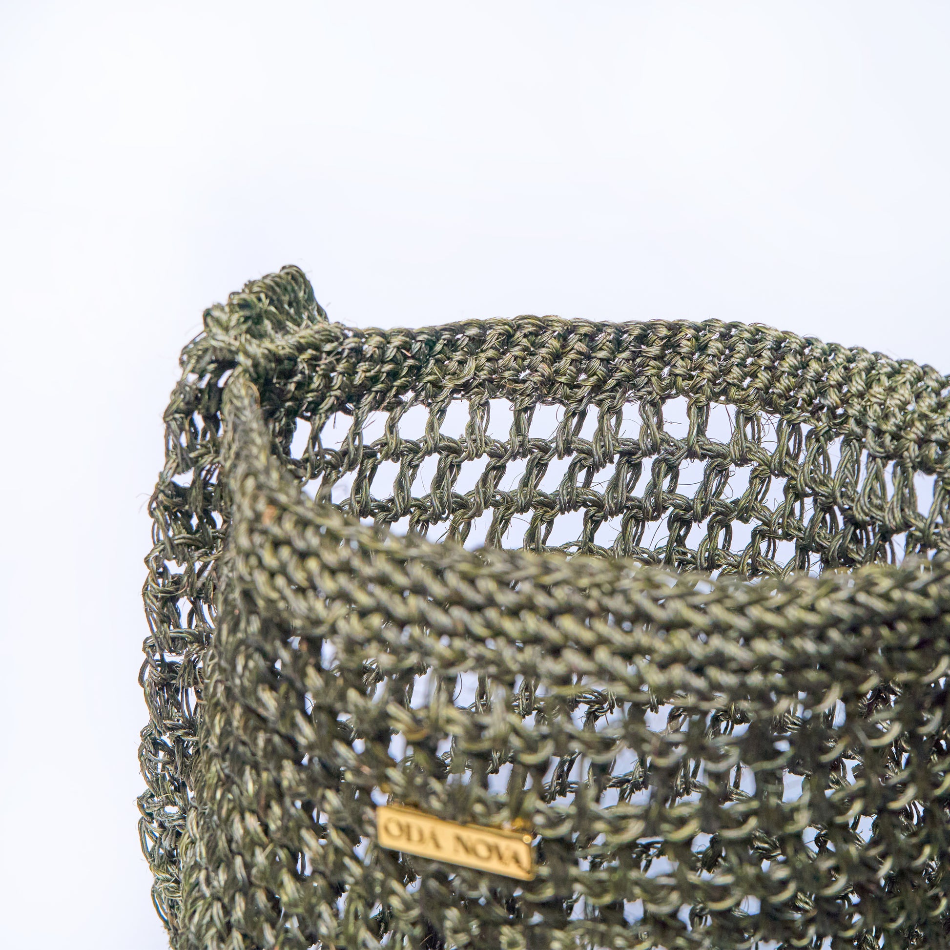 Close-up Aura Orbital Jade Dark Green crossbody woven bag handcrafted from natural fique fiber, designed by Oda Nova to honor feminine strength and Colombian craftsmanship.