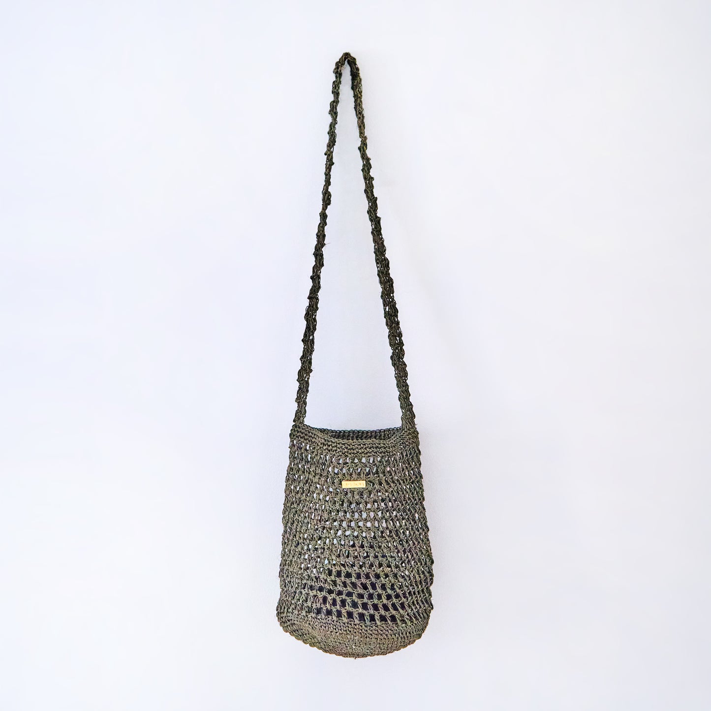Aura Orbital Jade Dark Green crossbody woven bag handcrafted from natural fique fiber, designed by Oda Nova to honor feminine strength and Colombian craftsmanship.
