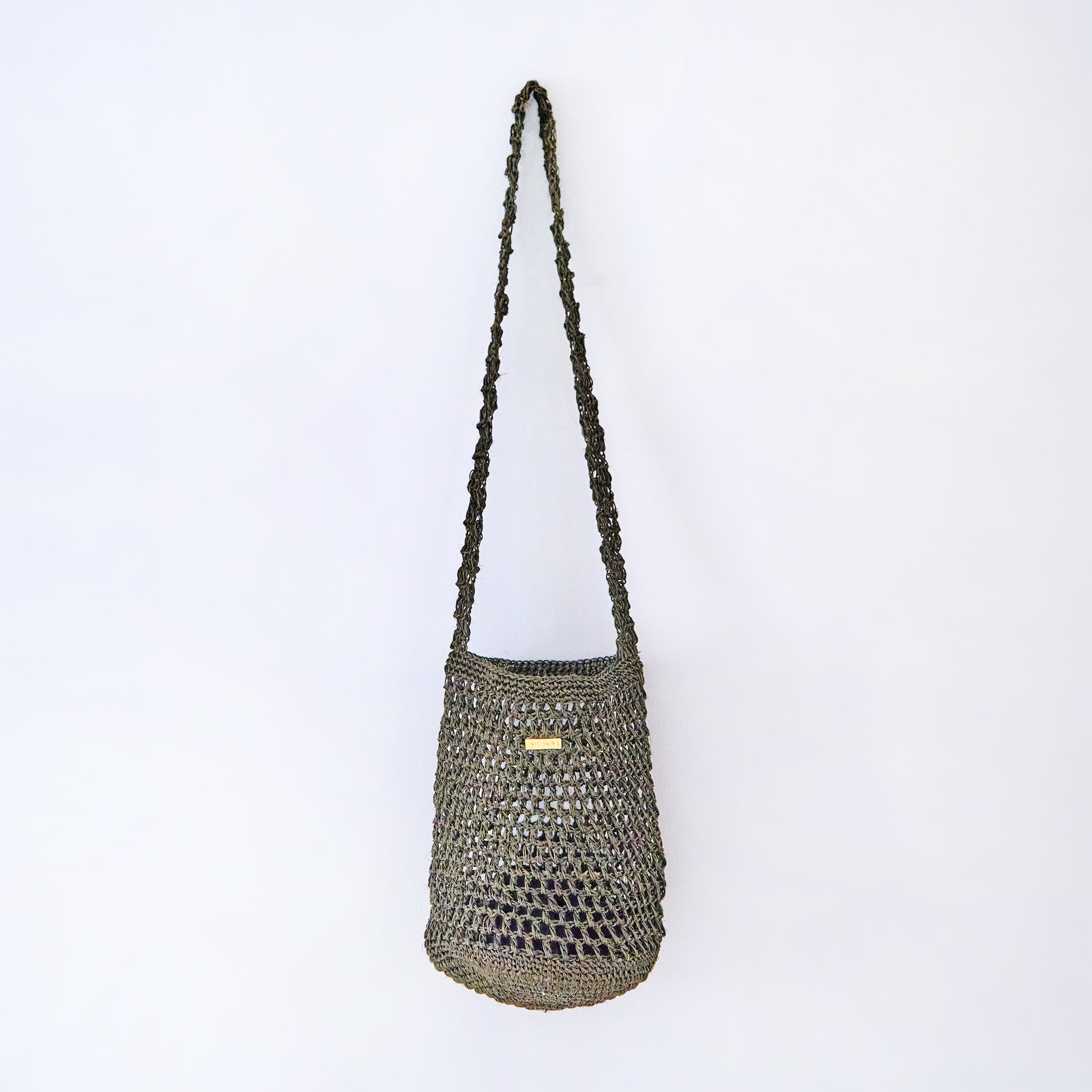 Aura Orbital Jade Dark Green crossbody woven bag handcrafted from natural fique fiber, designed by Oda Nova to honor feminine strength and Colombian craftsmanship.