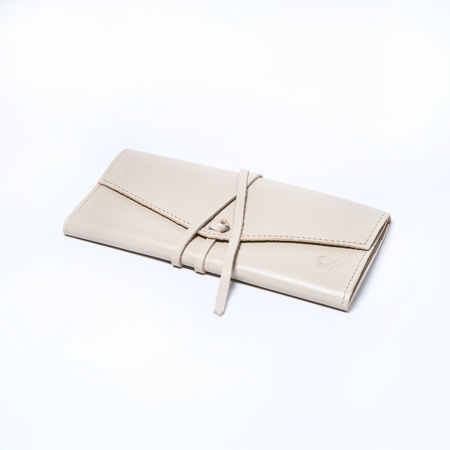 Cream leather wallet on a light gray background. handcrafted by Oda Nova with space for 8 cards and bills
