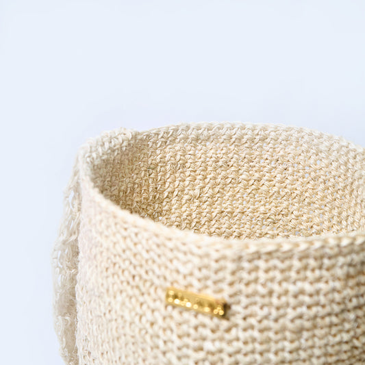 Close-up Gaia cream crossbody bag handcrafted from natural fique fiber, designed by Oda Nova to honor feminine strength and Colombian craftsmanship