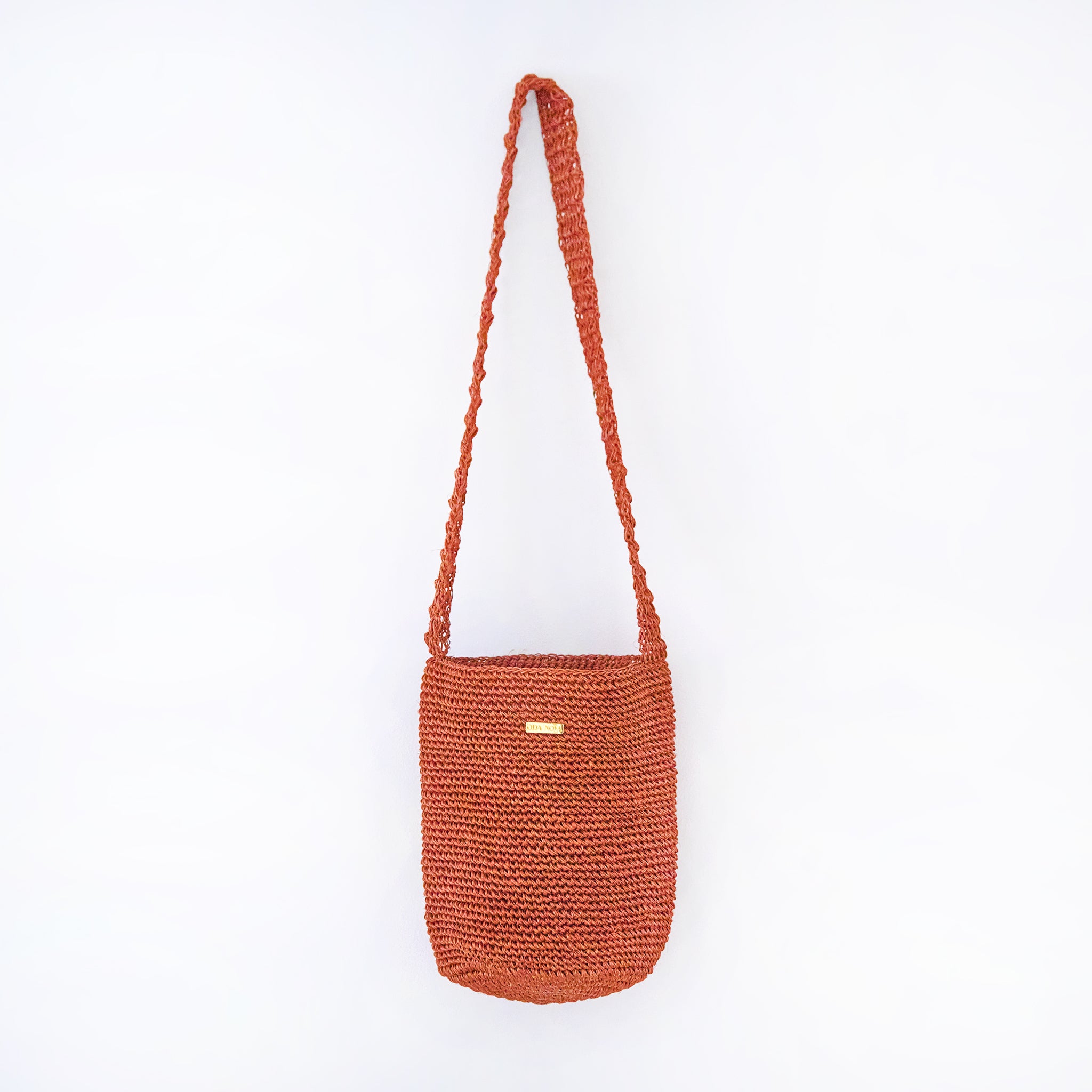 Gaia Mars Dust crossbody bag handcrafted from natural fique fiber, designed by Oda Nova to honor feminine strength and Colombian craftsmanship