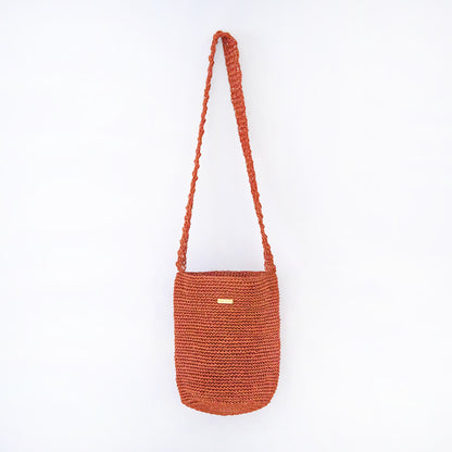 Gaia Mars Dust crossbody bag handcrafted from natural fique fiber, designed by Oda Nova to honor feminine strength and Colombian craftsmanship