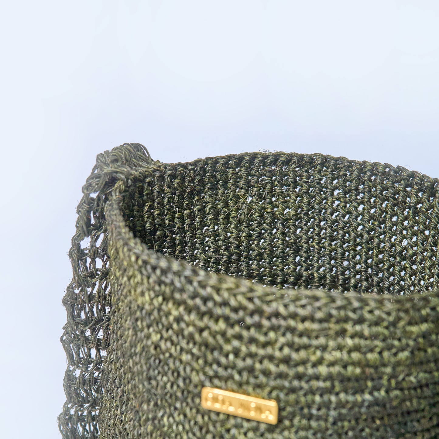 Close-up Gaia crossbody bag Orbital Jade handcrafted from natural fique fiber, designed by Oda Nova to honor feminine strength and Colombian craftsmanship