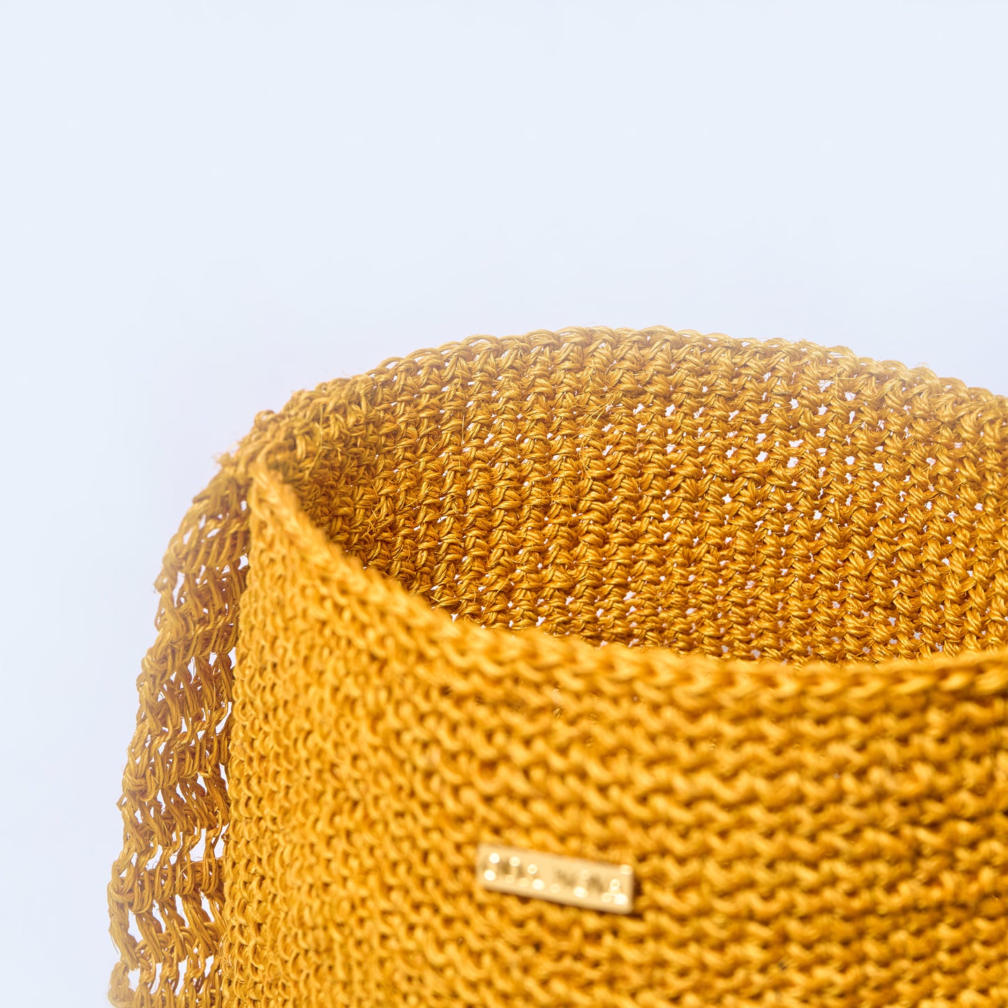 Close-up Gaia Solar Ember crossbody bag handcrafted from natural fique fiber, designed by Oda Nova to honor feminine strength and Colombian craftsmanship