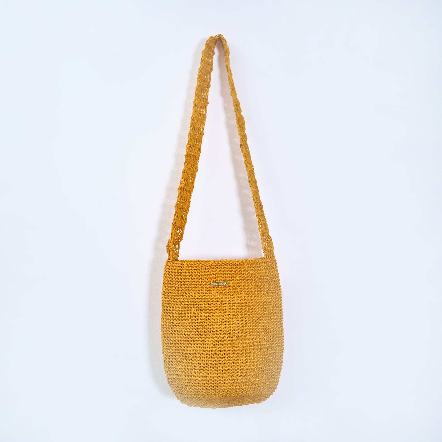 Gaia Solar Ember crossbody bag handcrafted from natural fique fiber, designed by Oda Nova to honor feminine strength and Colombian craftsmanship