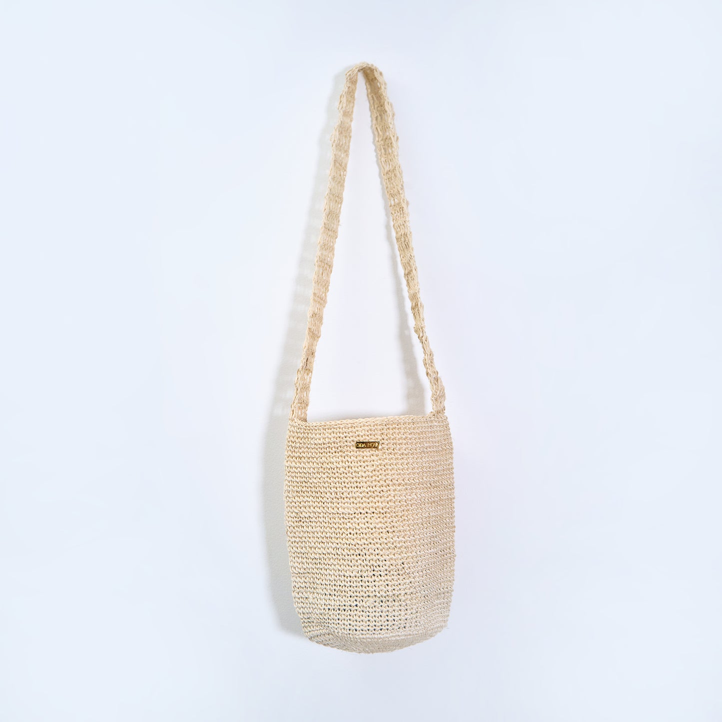 Gaia cream crossbody bag handcrafted from natural fique fiber, designed by Oda Nova to honor feminine strength and Colombian craftsmanship