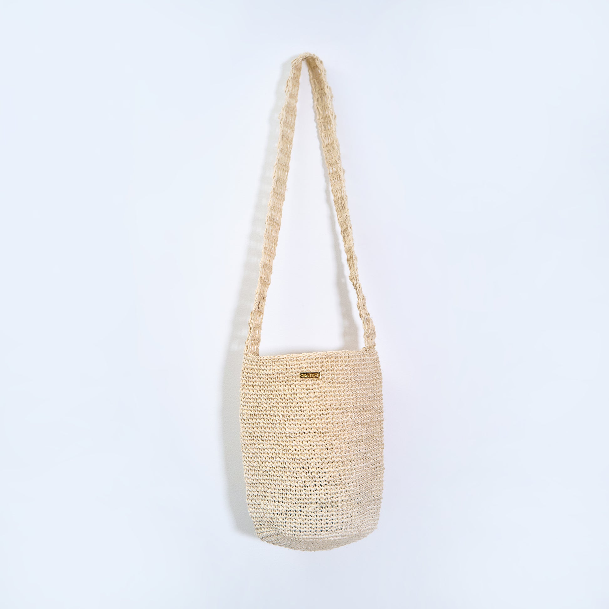 Gaia cream crossbody bag handcrafted from natural fique fiber, designed by Oda Nova to honor feminine strength and Colombian craftsmanship