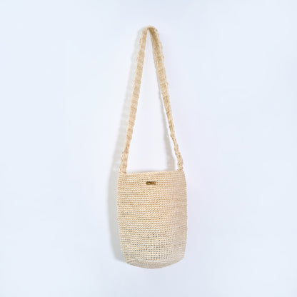 Gaia cream crossbody bag handcrafted from natural fique fiber, designed by Oda Nova to honor feminine strength and Colombian craftsmanship