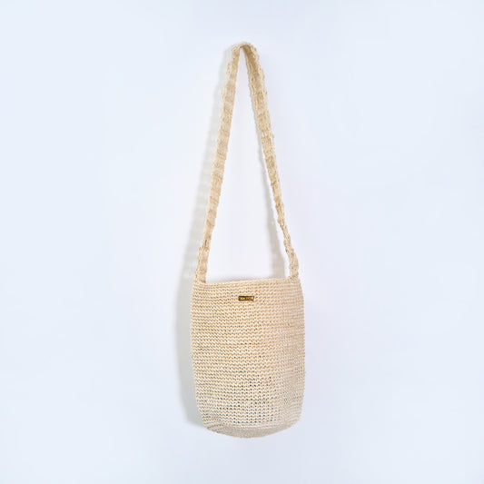 Gaia cream crossbody bag handcrafted from natural fique fiber, designed by Oda Nova to honor feminine strength and Colombian craftsmanship