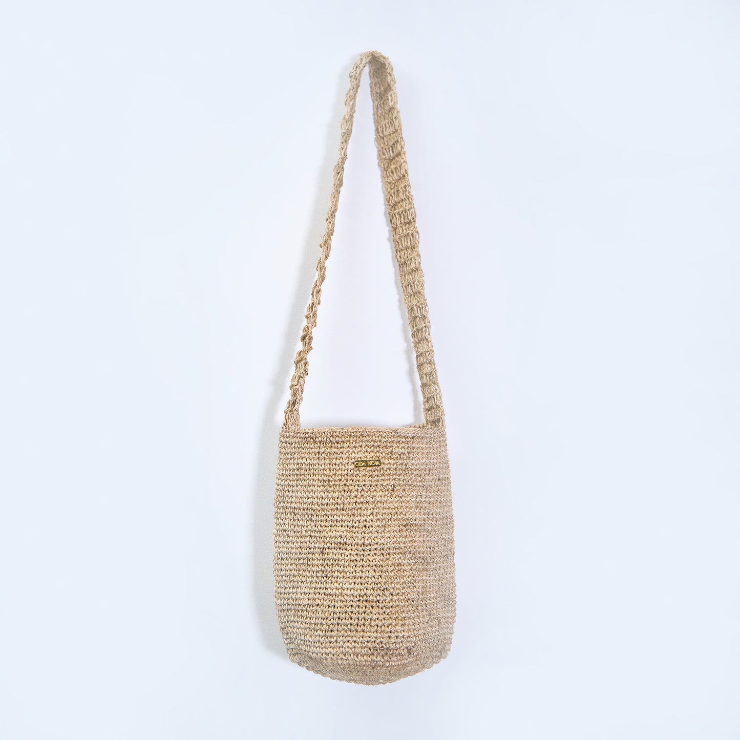 Gaia Lunar Dust crossbody bag handcrafted from natural fique fiber, designed by Oda Nova to honor feminine strength and Colombian craftsmanship