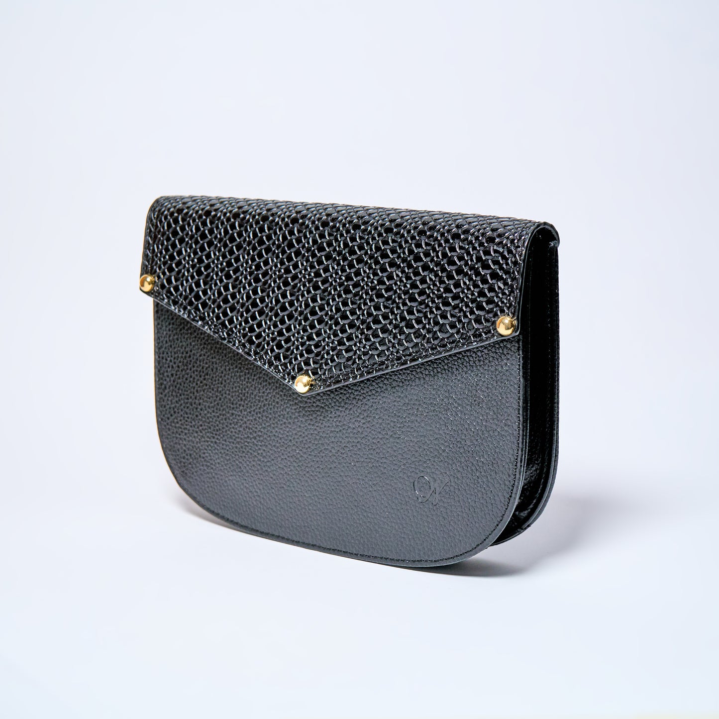 Lyra convertible leather crossbody bag in Black Onyx with adjustable strap, can be worn as a shoulder bag, crossbody, or belt bag. Handcrafted by Oda Nova
