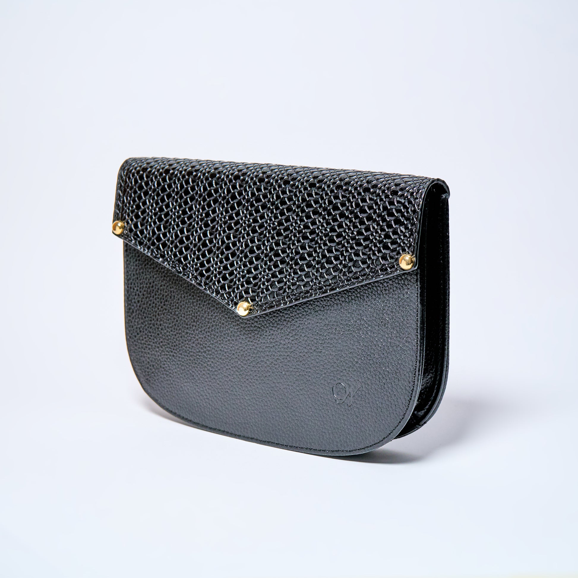 Lyra convertible leather crossbody bag in Black Onyx with adjustable strap, can be worn as a shoulder bag, crossbody, or belt bag. Handcrafted by Oda Nova
