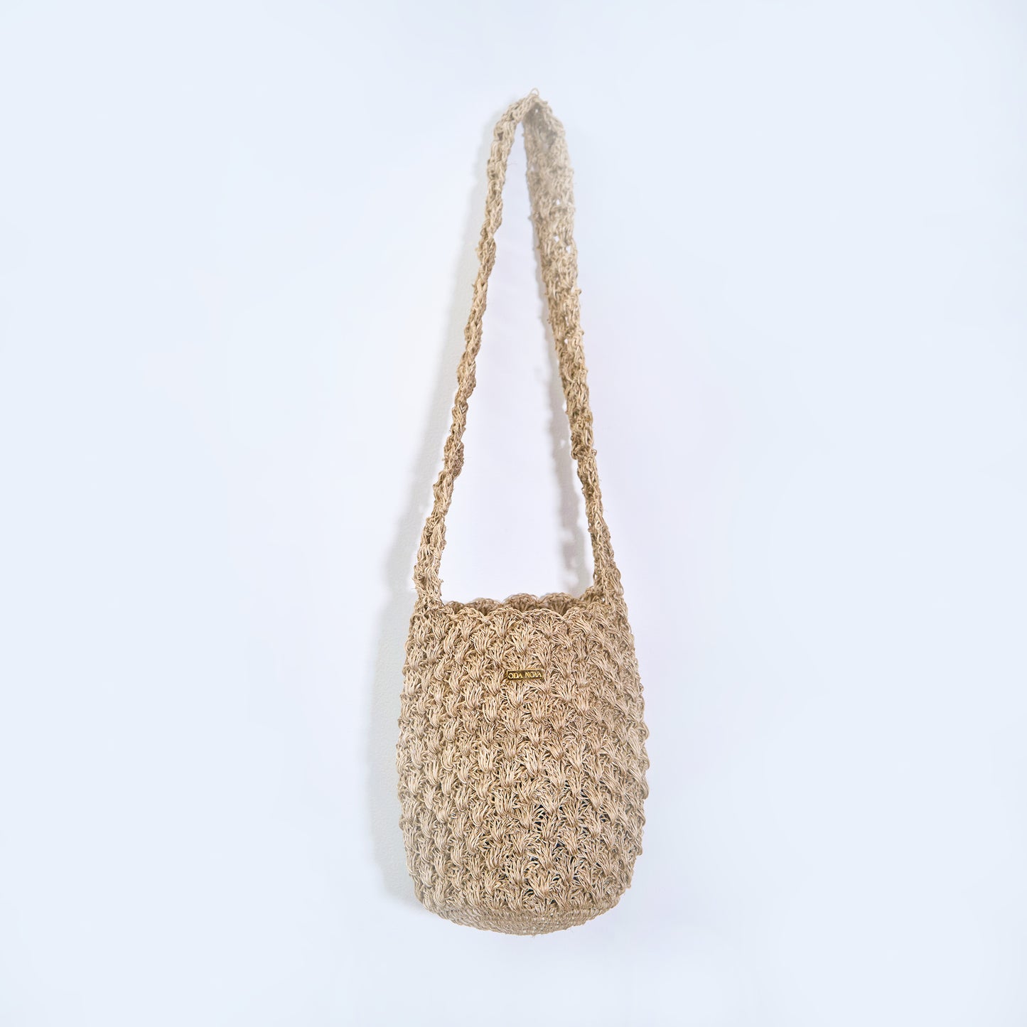 Solstice handcrafted crossbody bag made from natural fique fiber in beige, designed by Oda Nova with ancestral Colombian techniques
