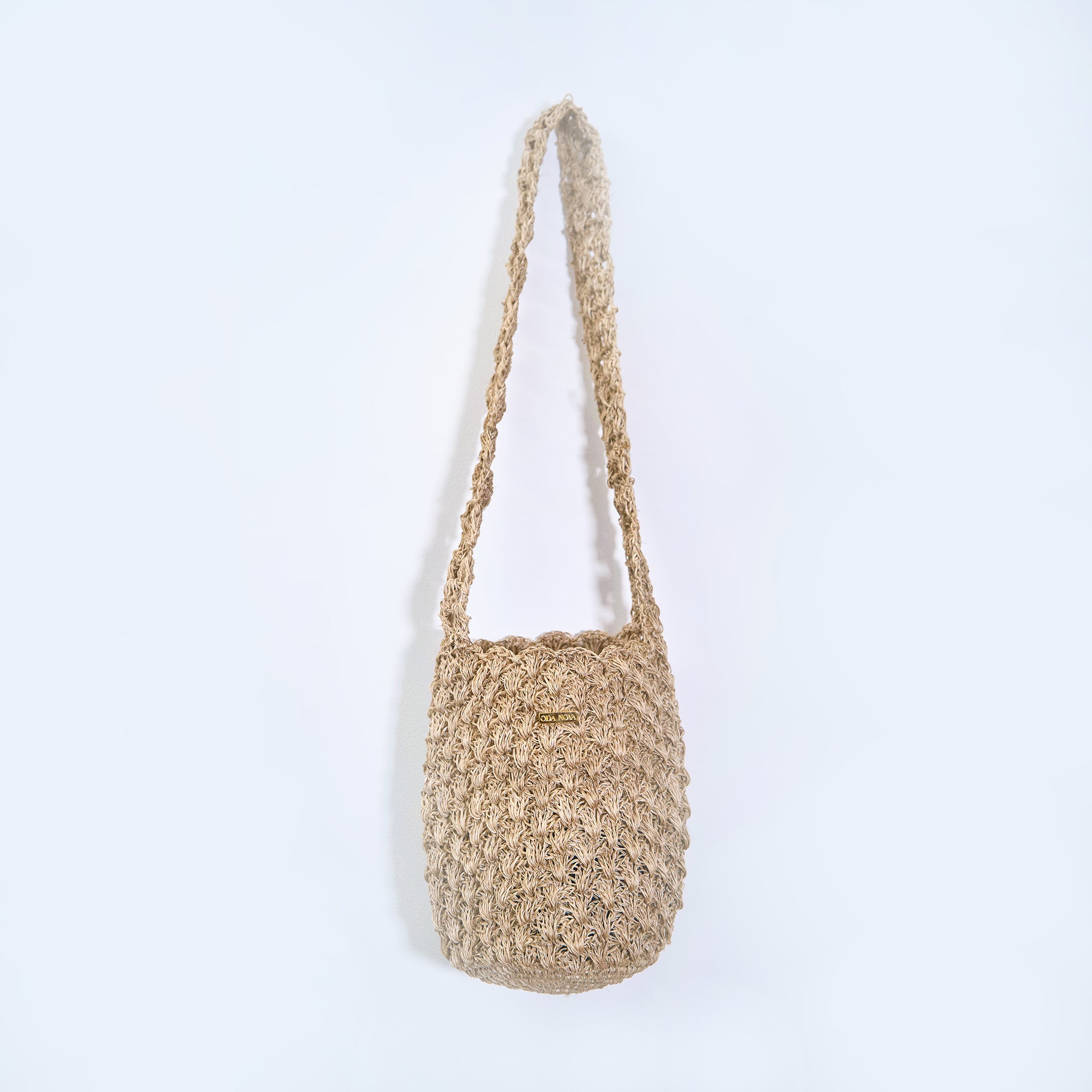 Solstice handcrafted crossbody bag made from natural fique fiber in beige, designed by Oda Nova with ancestral Colombian techniques
