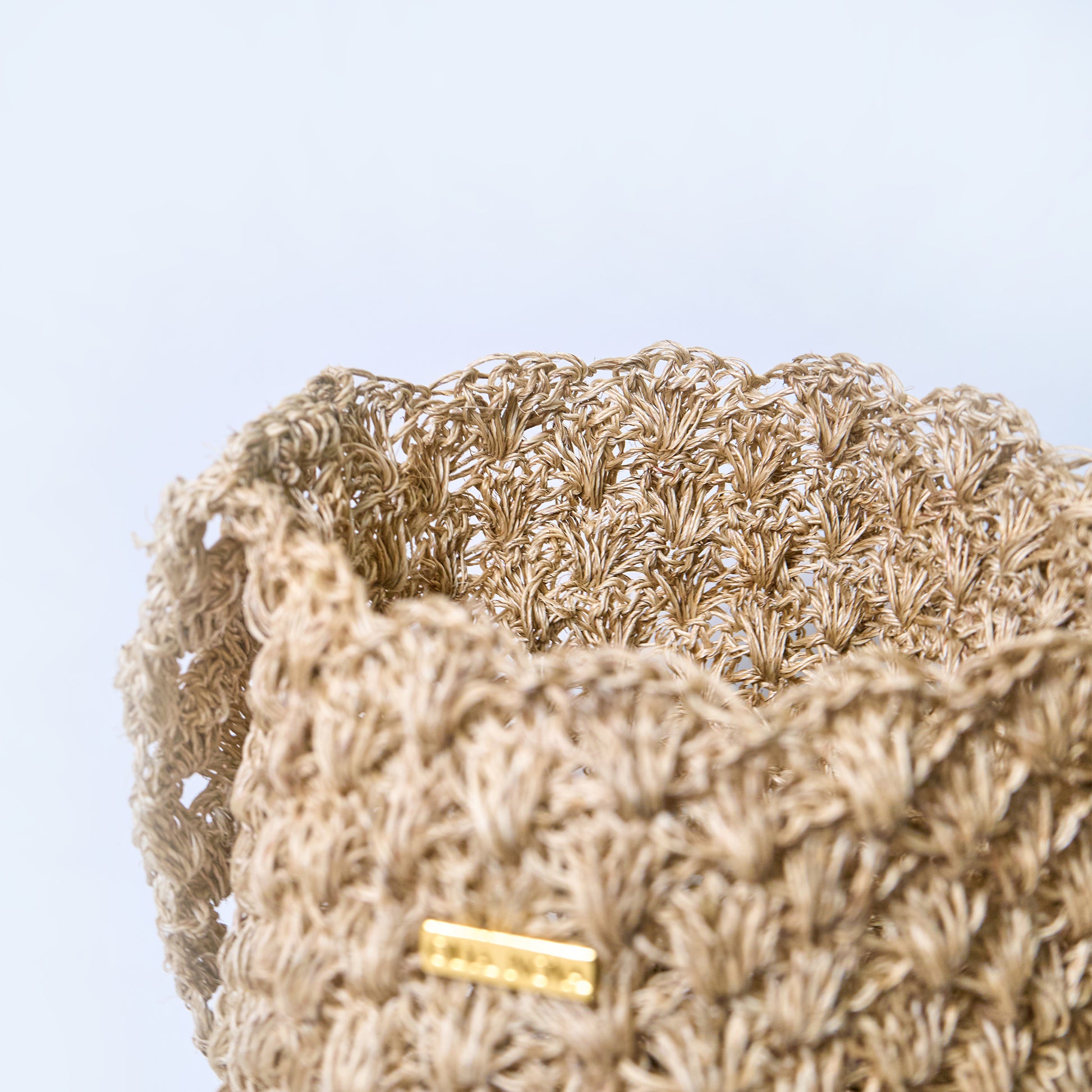 Close-up Solstice handcrafted crossbody bag Lunar Dust made from natural fique fiber in lunar dust, designed by Oda Nova with ancestral Colombian techniques