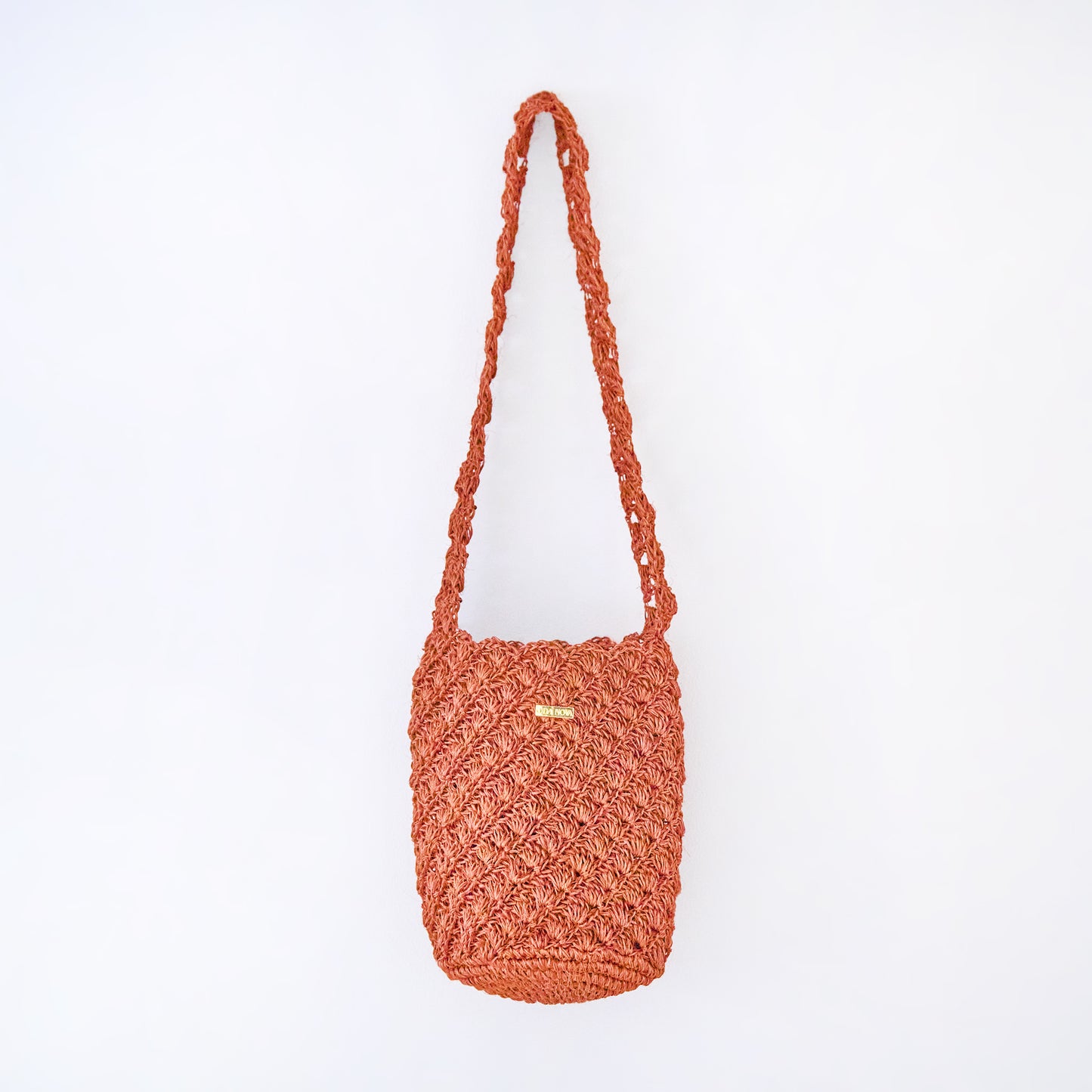 Solstice handcrafted crossbody bag made from natural fique fiber in beige, designed by Oda Nova with ancestral Colombian techniques