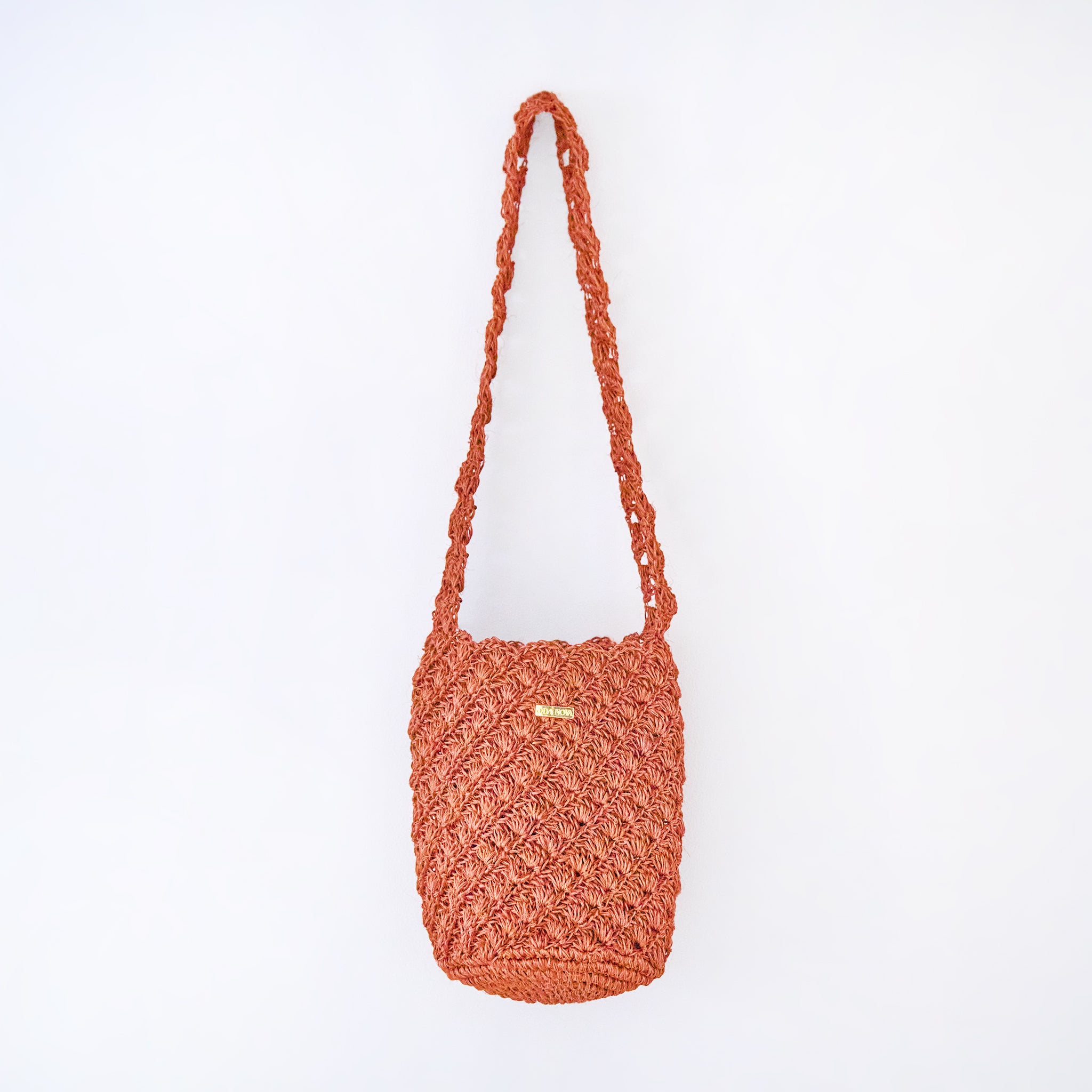 Solstice handcrafted crossbody bag made from natural fique fiber in beige, designed by Oda Nova with ancestral Colombian techniques