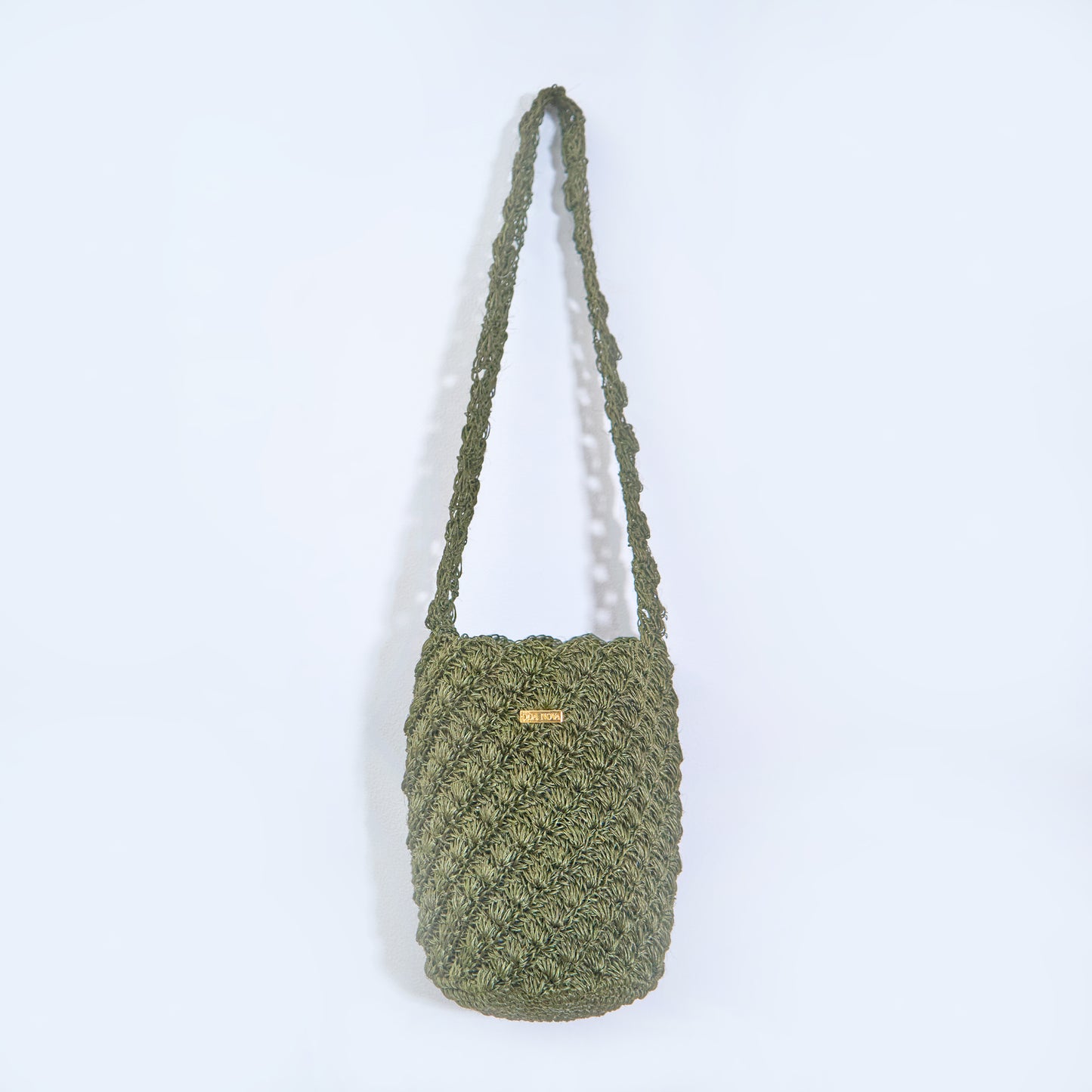 Solstice handcrafted crossbody bag made from natural fique fiber in beige, designed by Oda Nova with ancestral Colombian techniques