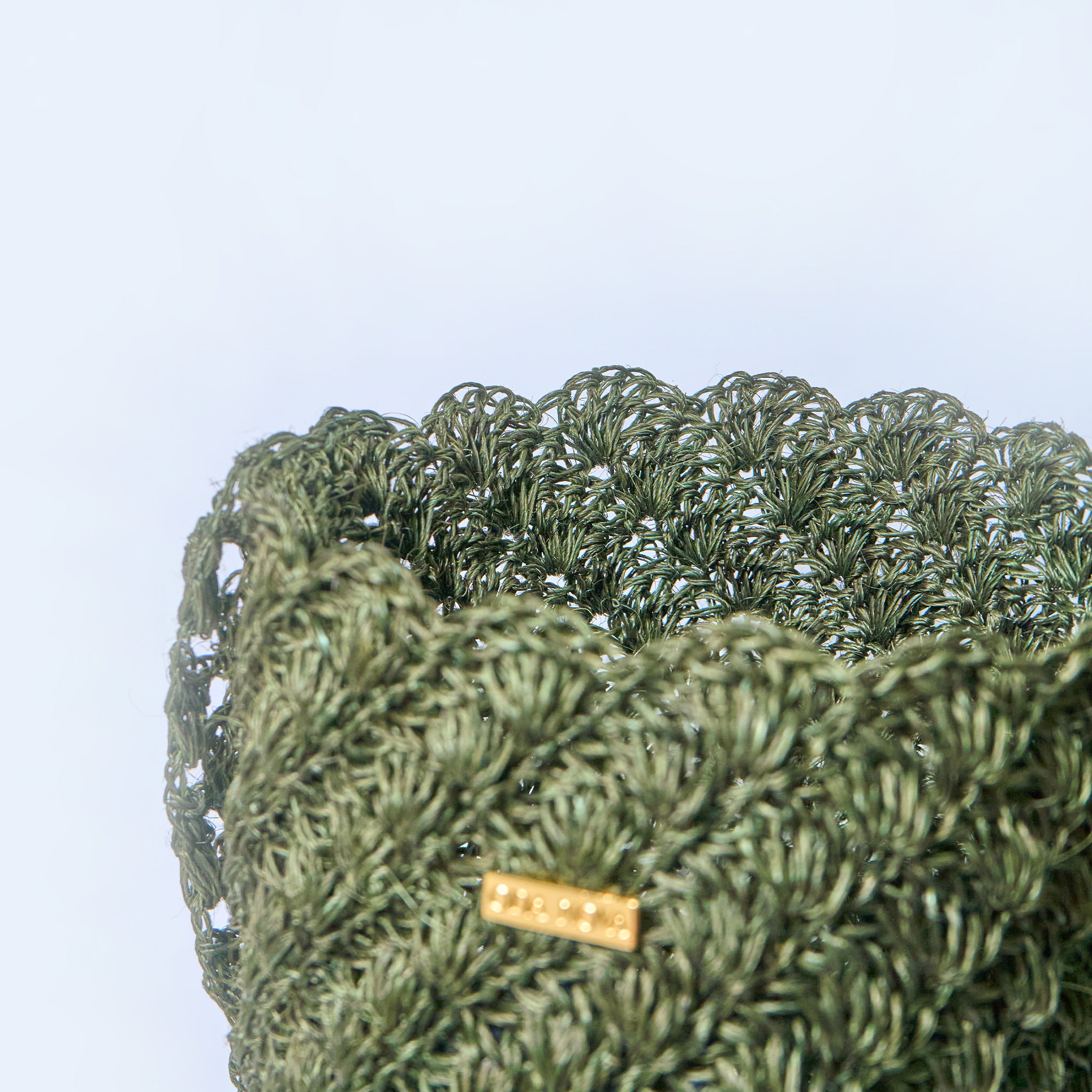 Close-up Solstice handcrafted crossbody bag made from natural fique fiber in beige, designed by Oda Nova with ancestral Colombian techniques