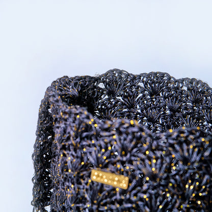 Close-up Solstice handcrafted crossbody bag Stardust Black made from natural fique fiber in beige, designed by Oda Nova with ancestral Colombian techniques