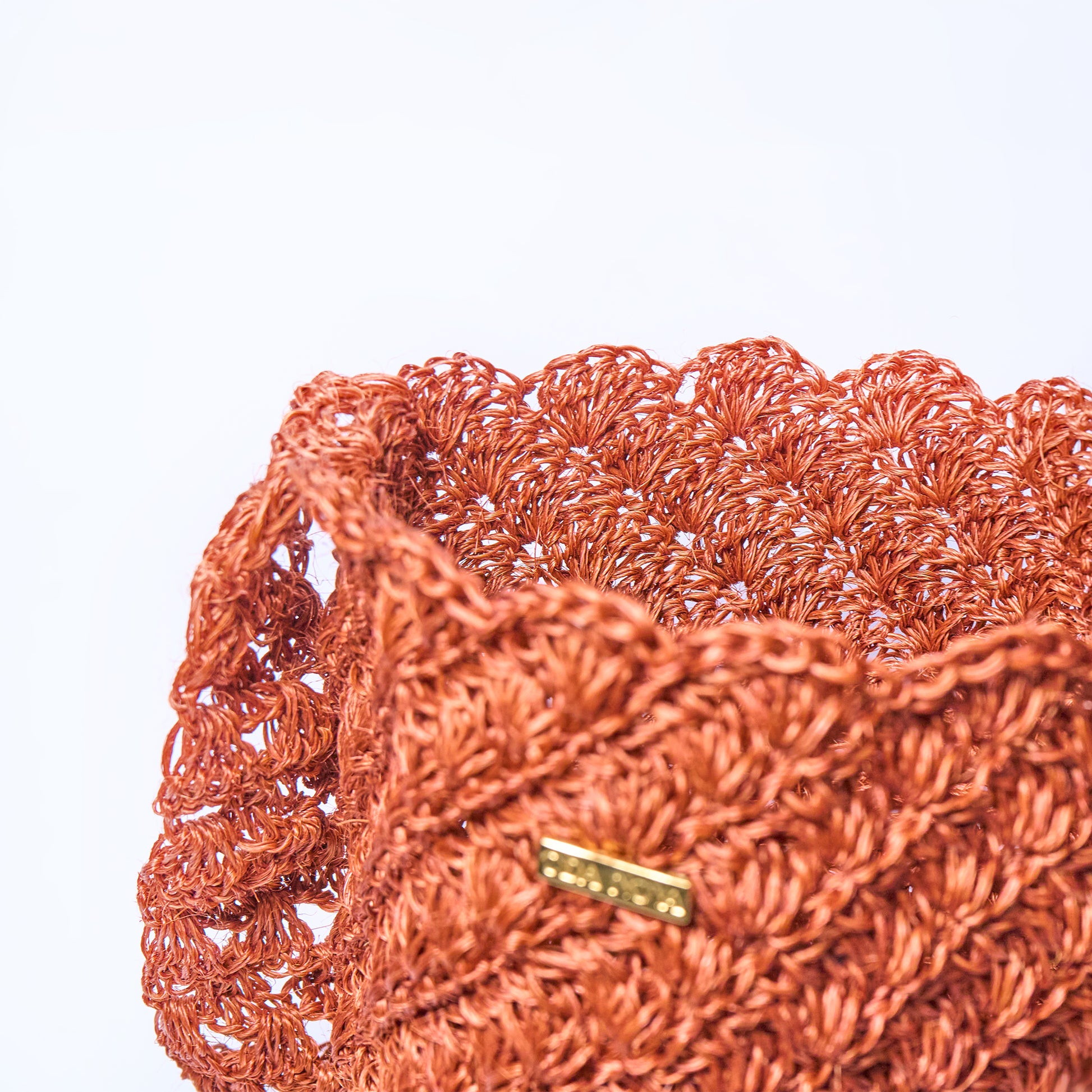 Close-up of a Solstice handcrafted crossbody bag made from natural fique fiber in beige, designed by Oda Nova with ancestral Colombian techniques.