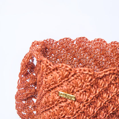 Close-up of a Solstice handcrafted crossbody bag made from natural fique fiber in beige, designed by Oda Nova with ancestral Colombian techniques.